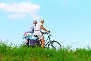 Partnersuche ab 50 - älteres Paar fährt Fahrrad